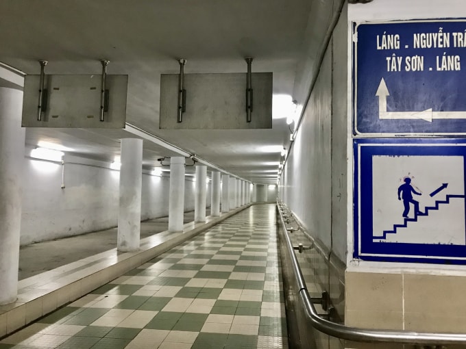 Những hành lang vắng bóng người đem đến sự lo lắng khi người dân sử dụng hầm bộ hành để sang đường.