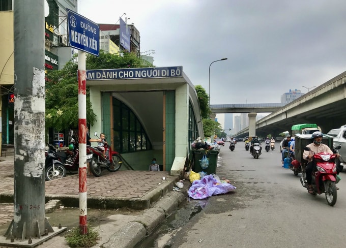 Tình trạng tập kết rác ngay trước lối lên xuống hầm bộ hành nằm trên đường Nguyễn Xiển.