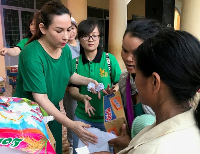 Ca sĩ Phi Nhung trong một chuyến từ thiện.