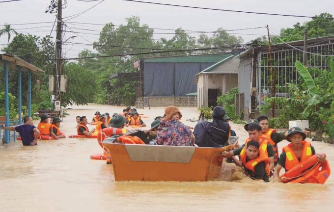 Trấn Thành không kiềm lòng khi xem được hình ảnh này. (Ảnh: FBNV)