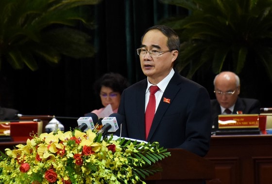 Bí thư Nguyễn Thiện Nhân trình bày diễn văn khai mạc Đại hội Đảng bộ TP.HCM lần thứ XI. Ảnh: SGGP