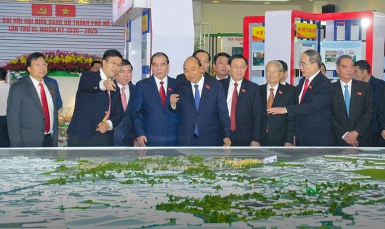 Các đại biểu tham dự đại hội tham quan khu triển lãm trong giờ giải lao. Ảnh: HOÀNG HÙNG