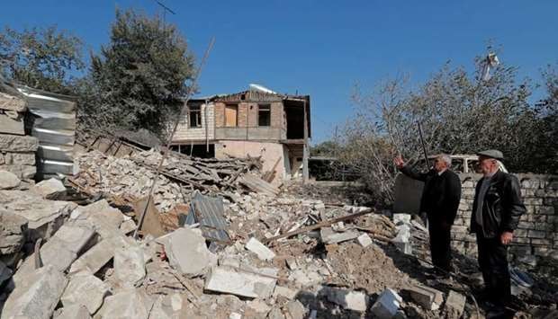 Khu vực cư dân tại Nagorno-Karabakh bị pháo kích và bom tàn phá - Ảnh: Reuters