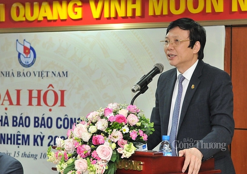 Đồng chí Hồ Quang Lợi - Phó Chủ tịch thường trực Hội Nhà báo Việt Nam phát biểu tại hội nghị.
