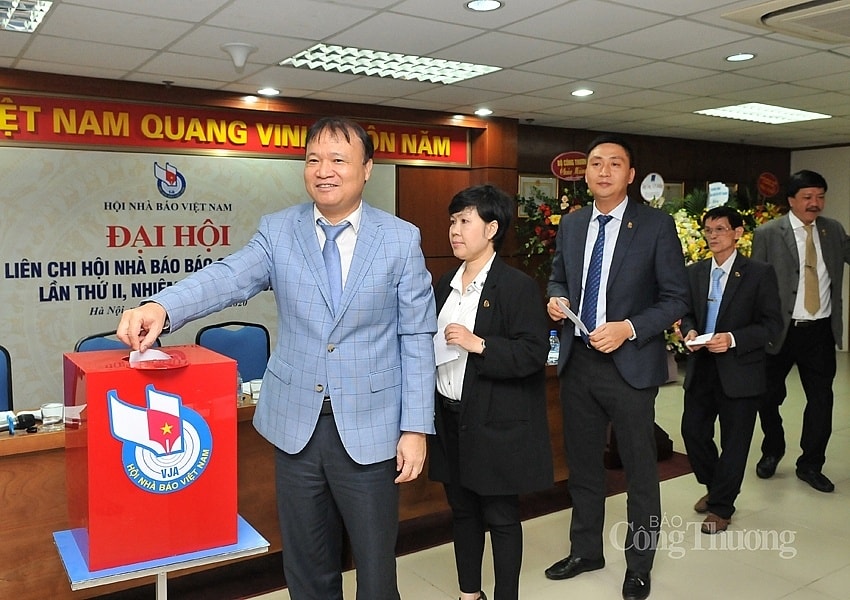 Bỏ phiếu bầu Ban chấp hành LCH nhà báo báo Công Thương nhiệm kỳ 2020 - 2025.
