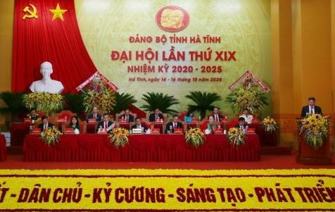 Quang cảnh Đoàn Chủ tịch Đại hội