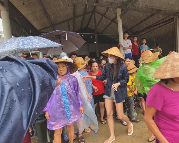 Hình ảnh Thuỷ Tiên đứng giữa biển người trao từng thùng mỳ, lội nước vào thăm nhà bà con thật sự đã tạo nên một hình ảnh xúc động, ấm lòng giữa mùa lũ. Nguồn ảnh: Facebook nhân vật.
