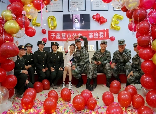 Hình ảnh Yu Xinhui được bạn trai Wang Lin cầu hôn trong doanh trại vào đầu tháng 10. Ảnh: Sina.
