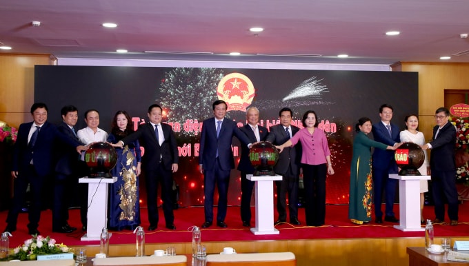 Phó Chủ tịch Quốc hội Uông Chu Lưu và các đại biểu bấm nút khai trương Tòa soạn điện tử Báo Đại biểu Nhân dân. Ảnh: Duy Thông