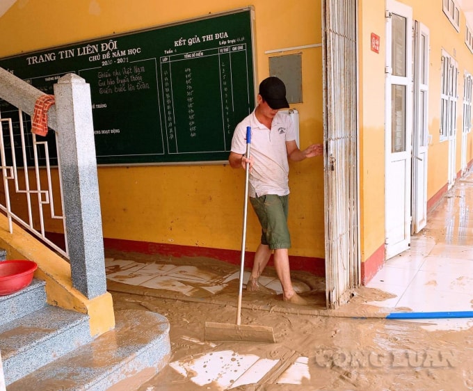 Thực hiện dọn dẹp vệ sinh theo phương châm “nước rút đến đâu khắc phục nhanh, hiệu quả đến đó”.