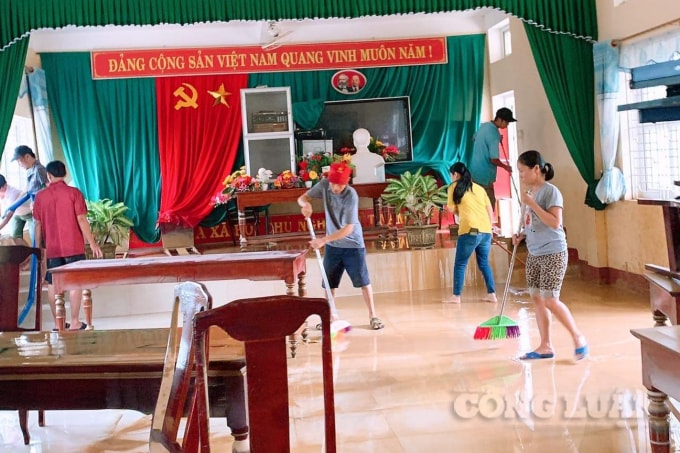 Giáo viên Trường THCS Phong Bình (xã Phong Bình, huyện Phong Điền) dọn dẹp vệ sinh sau lũ để đón học sinh đến trường.