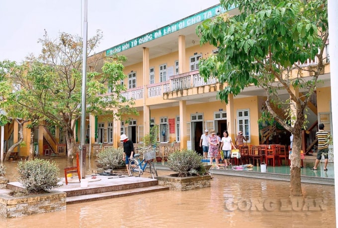 Đến chiều ngày 15/10, khuôn viên sân trường vẫn còn ngập nước.