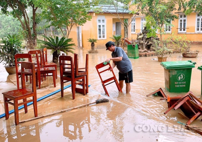Bàn ghế tại các phòng học ở tầng 1 đều bị ngập nước.