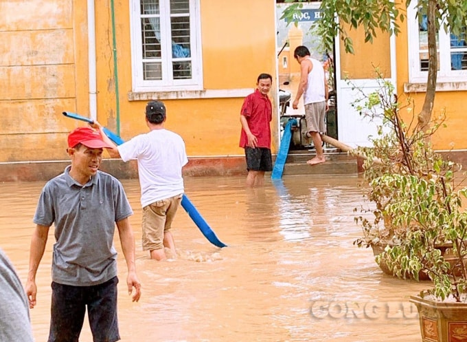 Các giáo viên nối hệ thống nước sạch để lau dọn.