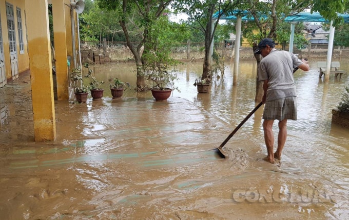 Bùn đất bám thành lớp dày đặc.