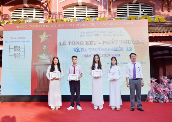 Tặng giấy khen cho các học sinh có thành tích trong học tập.
