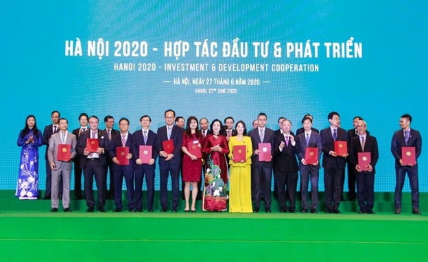 Chủ tịch Tập đoàn Tân Hoàng Minh (thứ 2 từ trái sang) đón nhận chứng nhận đầu tư dự án Thành phố vệ tinh thông minh Xuân Mai Smart City có quy mô 3.072 ha tại Hội nghị “Hà Nội 2020 – Hợp tác Đầu tư và Phát triển”