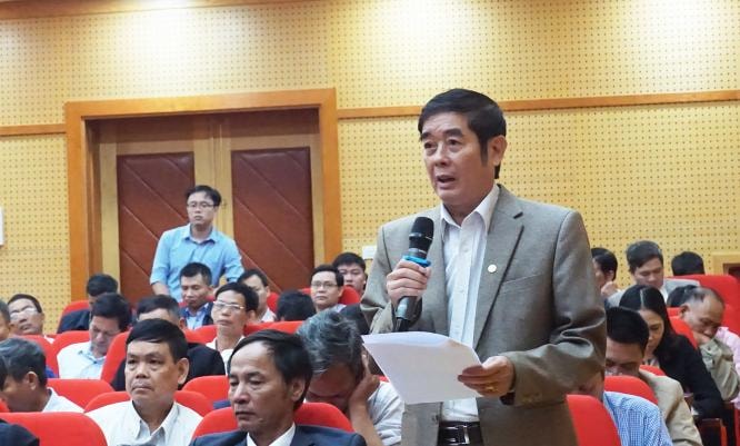 Cử tri thị xã Đông Triều nêu kiến nghị tại buổi tiếp xúc. Ảnh: Minh Đức.