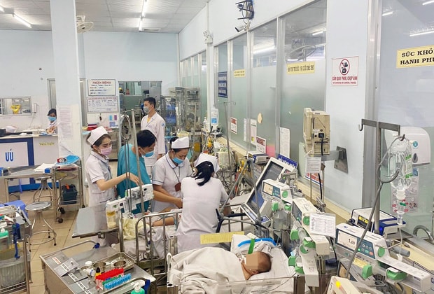 Bác sĩ tích cực hồi sức cho bệnh nhi, nhưng bé D vẫn không qua khỏi.