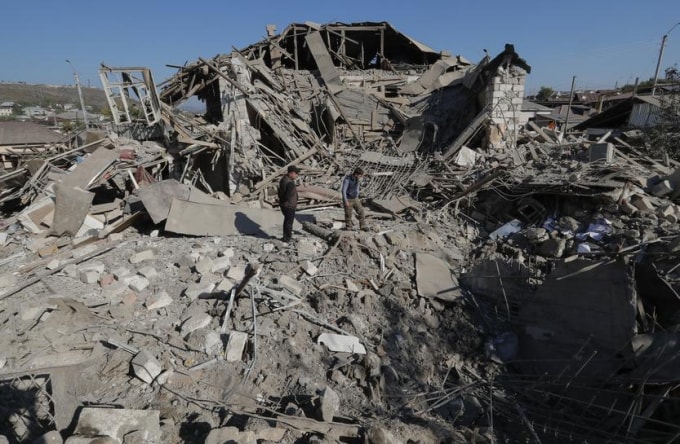 Một ngôi nhà sụp đổ sau giao tranh tại vùng núi Nagorno-Karabakh. Ảnh: Reuters