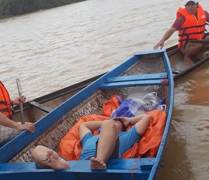 Anh Sỹ con trai ông Nguyễn Hữu T. được người dân kịp thời cứu nạn.