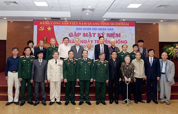 Các thế hệ lãnh đạo Báo QĐND, nhà báo lão thành và Ban biên tập Báo QĐND chụp ảnh chung. Ảnh: Việt Cường