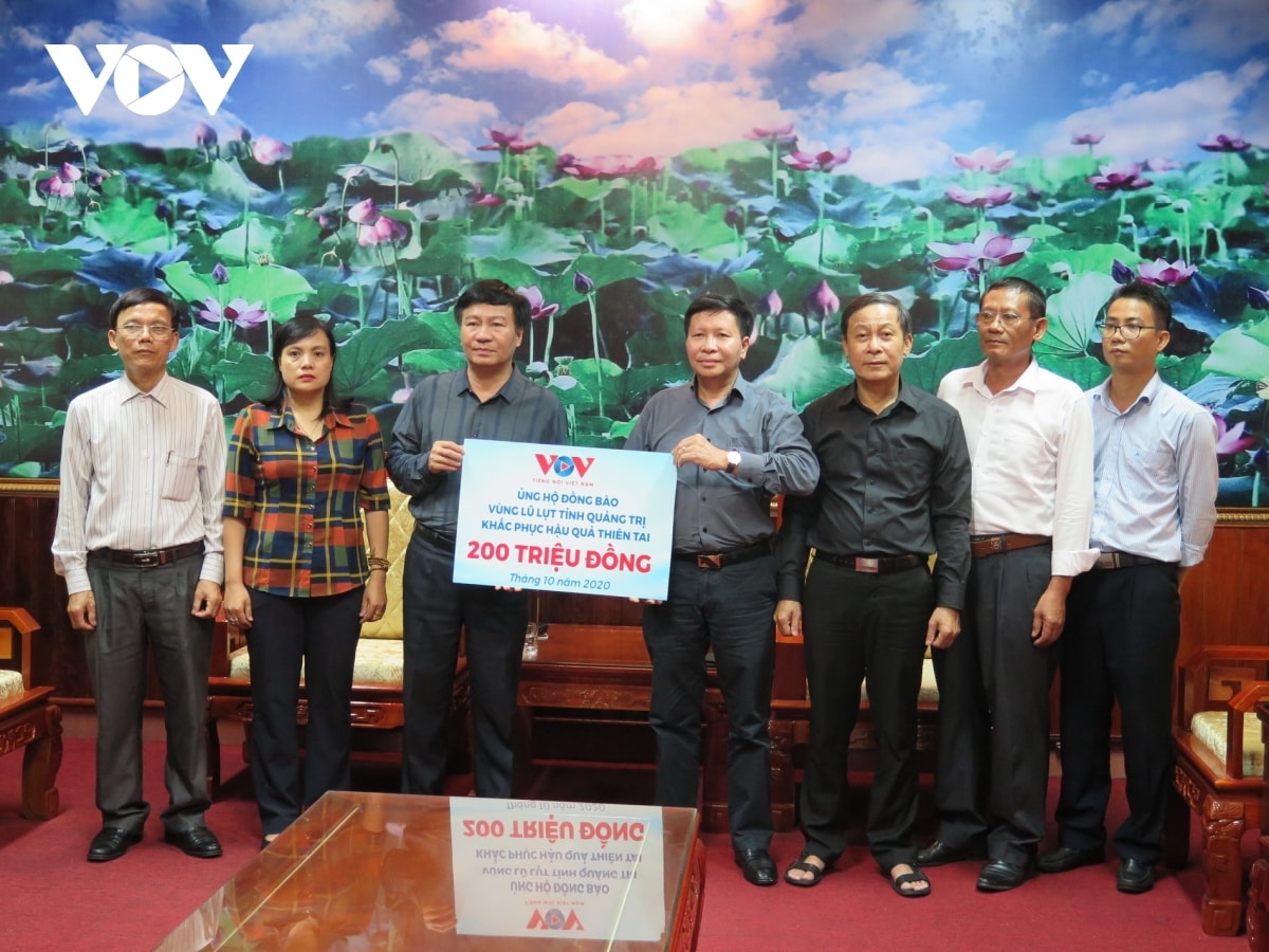 Ông Vũ Hải Quang - Phó Tổng Giám đốc Đài TNVN trao 200 triệu đồng đến Ủy ban MTTQ Việt Nam tỉnh Quảng Trị.