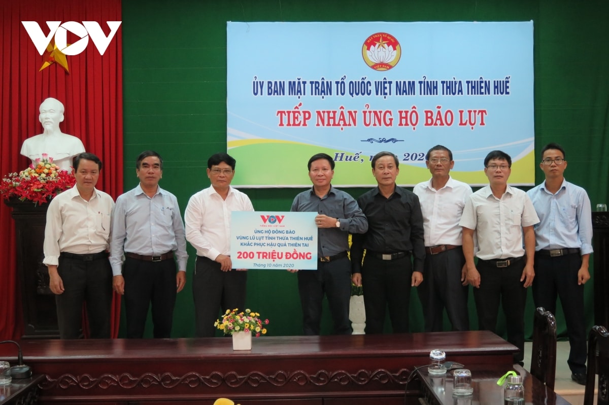 Đoàn công tác Đài TNVN trao 200 triệu đồng đến Ủy ban MTTQ Việt Nam tỉnh Thừa Thiên Huế.
