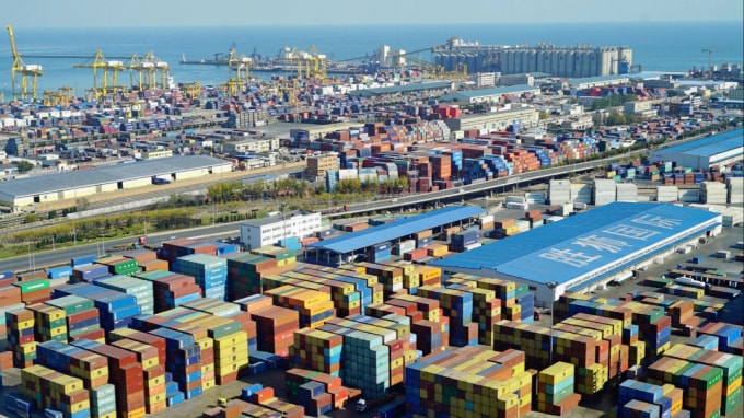Các container chờ được chuyển đến cảng Đại Liên của Trung Quốc. Ảnh: Akira Kodaka/Nikkei