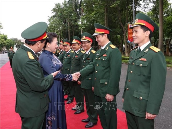 Chủ tịch Quốc hội Nguyễn Thị Kim Ngân gặp gỡ các đồng chí lãnh đạo Báo Quân đội nhân dân. Ảnh: TTXVN