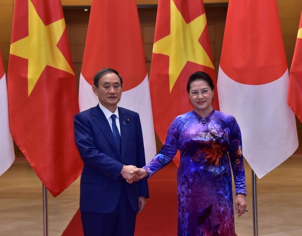 Chủ tịch Quốc hội Nguyễn Thị Kim Ngân và Thủ tướng Nhật Bản Suga Yoshihide. Ảnh: ĐBND