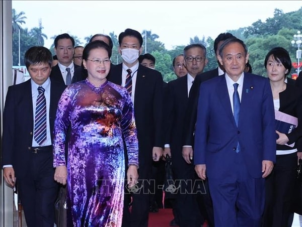 Chủ tịch Quốc hội Nguyễn Thị Kim Ngân đón Thủ tướng Nhật Bản Suga Yoshihide. Ảnh: TTXVN