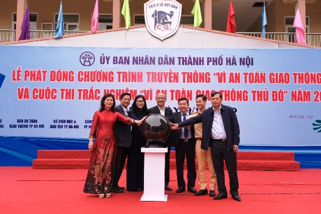 Các đại biểu ấn nút phát động Cuộc thi trắc nghiệm ''Vì ATGT trên internet'' năm 2020.