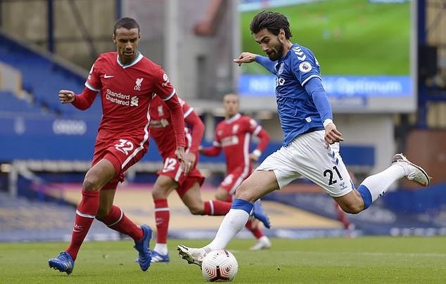Sau khi trận gặp Everton kết thúc, trung vệ trụ cột Matip đã gặp ngay chấn thương ở bắp chân. Ảnh: TL