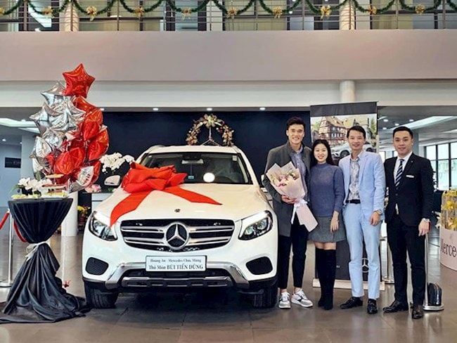 Vào cuối năm 2019, thủ môn Bùi Tiến Dũng được một doanh nhân tặng xế sang mang nhãn hiệu Mercedes. Ảnh: TL