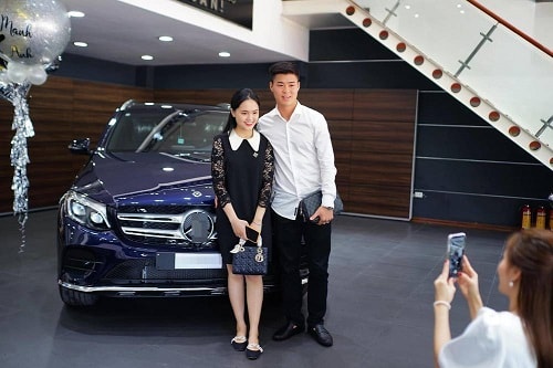 Vợ chồng Duy Mạnh chọn chiếc GLC 300 màu xanh làm người bạn đồng hành. Ảnh: TL