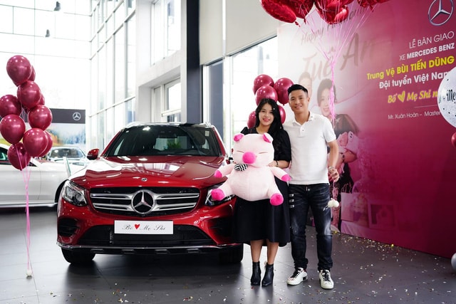 Vợ chồng trung vệ Bùi Tiến Dũng bên chiếc Mercedes-Benz có tông màu đỏ. Ảnh: TL