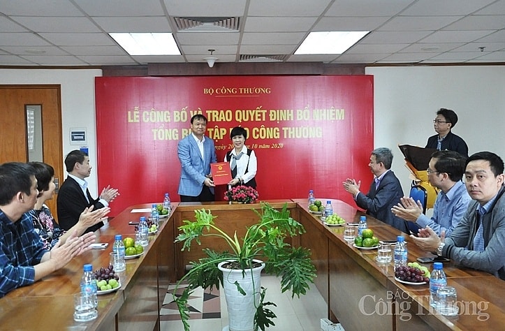 Thứ trưởng Bộ Công Thương Đỗ Thắng Hải đã trao Quyết định cho đồng chí Trương Thu Hiền. Ảnh: Báo Công Thương