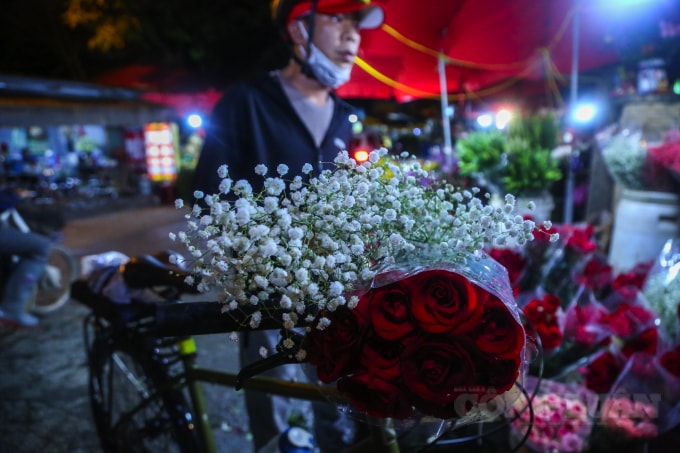 Nhiều người đàn ông đã mua hoa sớm về tặng người phụ nữ gia đình mình.