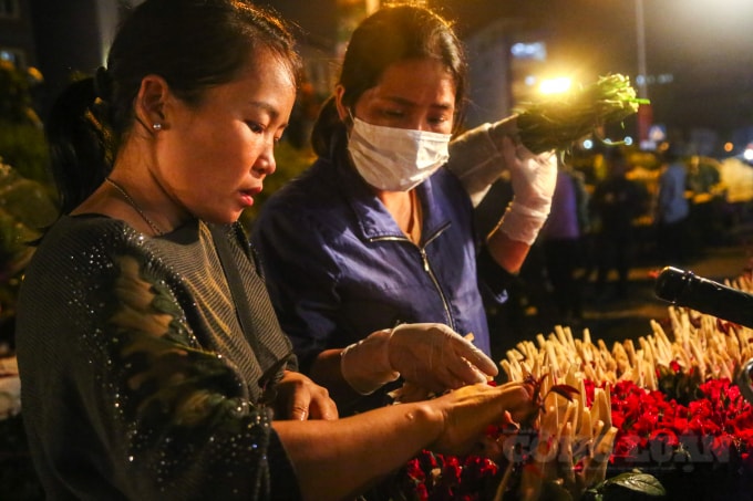 Tại chợ thời điểm này, không chỉ toàn những tiểu thương đi mua hoa buôn, hoa sỉ mà còn có nhiều người dân đến xem hoa, mua hoa lẻ theo bó.