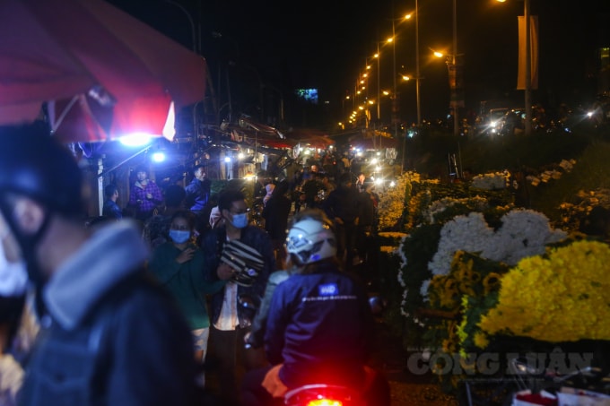 Chợ hoa Quảng An (quận Tây Hồ, Hà Nội) thường họp vào khoảng 2h đến 4h, là chợ hoa đêm lớn nhất và duy nhất ở Hà Nội. Khách tới đây không chỉ có những người mua buôn mà còn có rất đông người dân Thủ đô, các bạn trẻ và du khách nước ngoài.