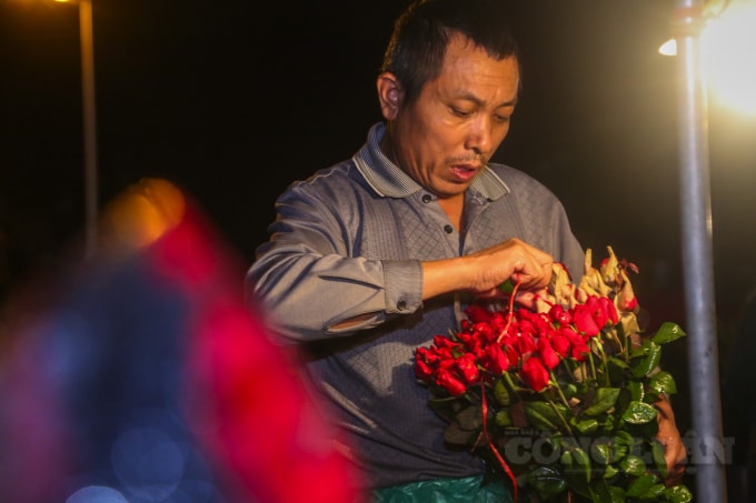 Một tiểu thương bán hoa ở chợ Quảng An chia sẻ, giá hoa năm nay khá bình ổn, không tăng nhiều, giá hoa hồng ta hiện dao động 4.000 – 5.000 đồng/bông, hồng ngoại từ 15.000 – 200.000 đồng/bông, hướng dương khoảng 8.000 - 10.000 đồng/bông