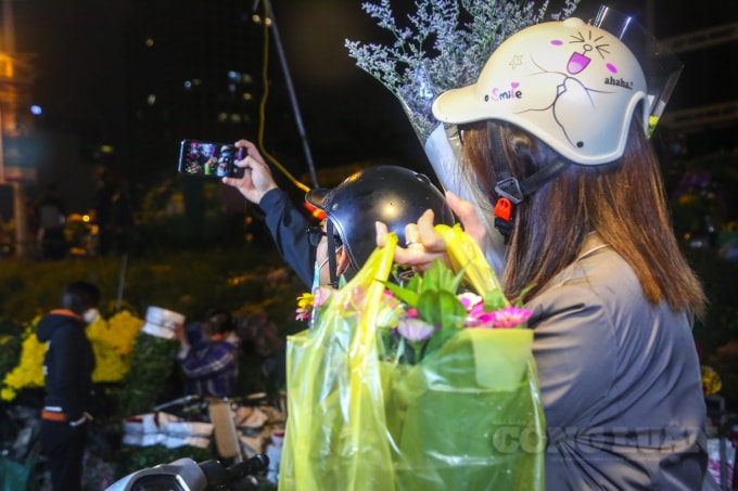 Nhiều bạn trẻ ngoài đến mua hoa còn tranh thủ check-in ở khung cảnh phiên chợ sôi động