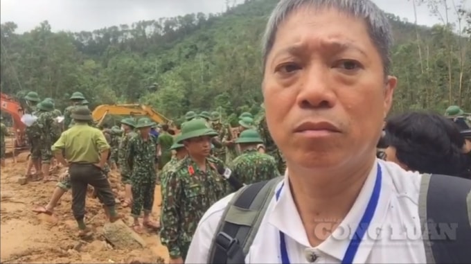 Anh Nguyễn Hữu Hoàng trong một chuyến đi công tác để đưa tin việc tìm kiếm 13 cán bộ, chiến sĩ mất tích tại thủy điện Rào Trăng 3, ở xã Phong Xuân, huyện Phong Điền.