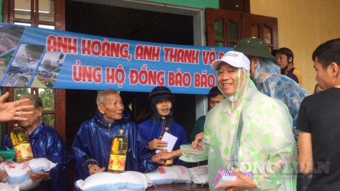 Anh Nguyễn Hữu Hoàng phát quà cho bà con vùng lũ thôn An Thơ, xã Hải Phong, huyện Hải Lăng.
