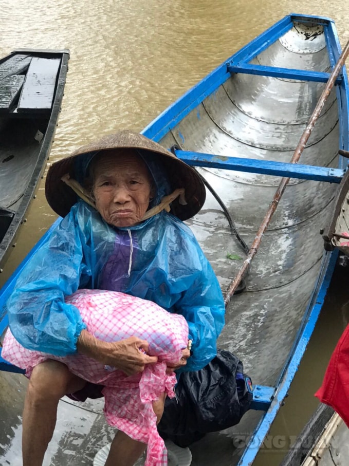 Cụ bà Cái Thị Thừa, chèo ghe đến nhận quà.