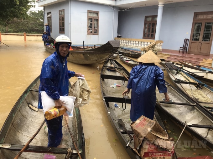 Bà con đến trụ sở của HTX An Thơ để nhận quà bằng phường tiện ghe, đò.