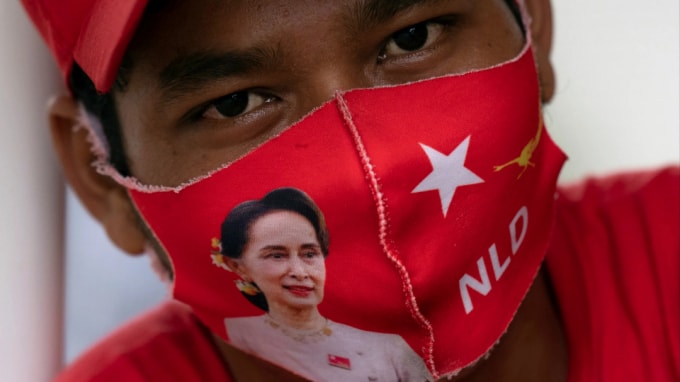 Một người ủng hộ NLD. Ảnh: Reuters