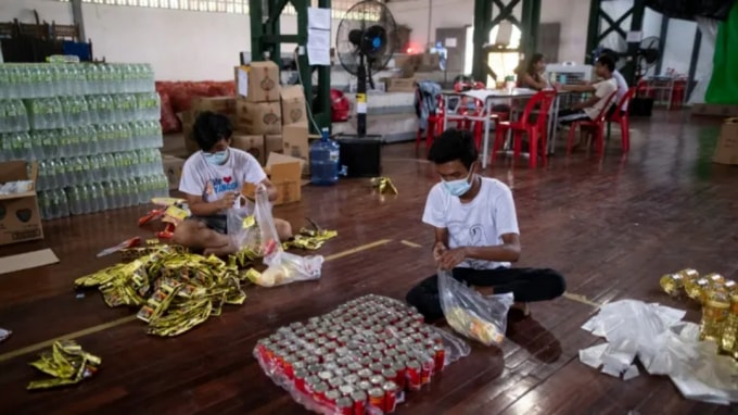 Các tình nguyện viên chuẩn bị các gói thực phẩm và hàng hóa khô sẽ được phân phát cho các gia đình có thu nhập thấp ở Yangon vào ngày 21 tháng 4. Ảnh: NurPhoto / Getty Images