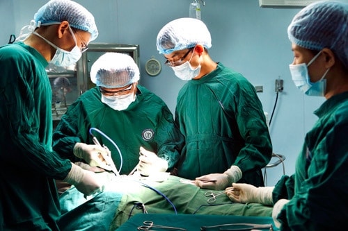 PGS Lương thứ 2 từ trái sang và cộng sự đã thực hiện hàng chục nghìn ca phẫu thuật nội soi tuyến giáp kỹ thuật “Dr Lương